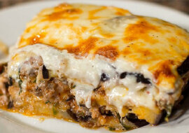Musaka - grecka zapiekanka: danie, które się nie znudzi