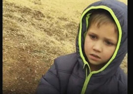 Chłopiec zaparcie poszukiwał swojego zaginionego psa. Mama uchwyciła moment ich spotkania