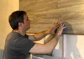 Mężczyzna wykorzystał panele podłogowe do dekoracji ścian