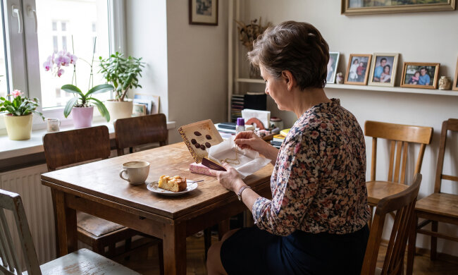 W skupie złota - zanosiłam łańcuszek po mamie do wyceny - spotkałam męża Bożeny. Zastawiał sygnet. Poprosił wzrokiem, żebym milczała. W niedzielę Bożena opowiadała, jak im się poprawiło, bo Heniek dostał premię