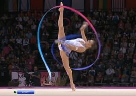 Miliony podziwiają rytmiczną gimnastyczkę dzięki jej cudownej rutynie. Co za gwiazda