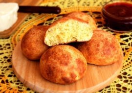 Przewiewne i delikatne bułeczki twarogowe, które przygotujesz w kilka minut