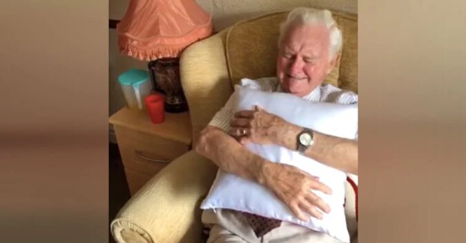 94-latek zaczyna płakać, gdy opiekunka zaskakuje go swoim prezentem