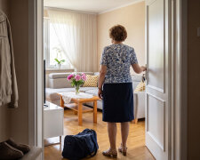 Byłam dwa tygodnie u siostry nad morzem. Kiedy wróciłam, w dużym pokoju stała nowa kanapa, a fotela i biblioteczki po mężu nie było - książki "poszły do skupu, mamo, i tak nie czytasz". Zięć powiedział, że zrobili mi "odnowienie", żebym się ucieszyła