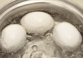 Trik szefów kuchni. Jak gotować jajka, by nie pękały i łatwo się obierały? Zawsze działa