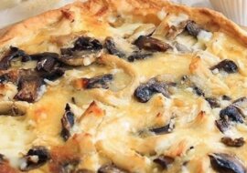 Niskokaloryczny quiche z kurczakiem, pieczarkami i serem. Bardzo smacznie