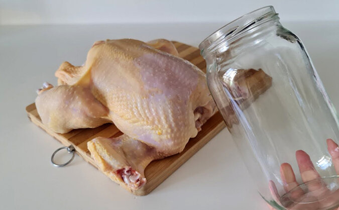 Przyrządź kurczaka i dodatki w tym samym czasie w szklanym słoiku. Niesamowity sposób