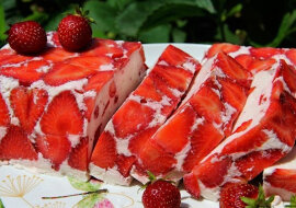 Letni deser dla miłośników słodyczy - galaretka truskawkowa