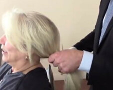 Klientka nie chciała skrócić długości włosów, ale stylista zrobił po swojemu