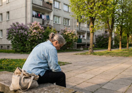 Trzydziestopięcioletni syn wrócił po rozwodzie z dwoma walizkami i kotem. Kiedy zapytałam, jak długo zamierza zostać, popatrzył na mnie ze zdziwieniem i powiedział: "Mamo, a dokąd miałbym iść? To przecież mój dom rodzinny"