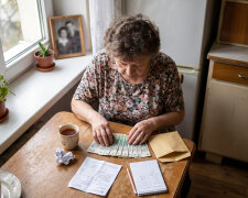 Córka mówi znajomym, że utrzymuje matkę. Prawda jest taka, że co miesiąc daję jej pięćset złotych na raty za jej samochód. Poprosiła, żebym nikomu nie mówiła, bo to "sprawa rodzinna"