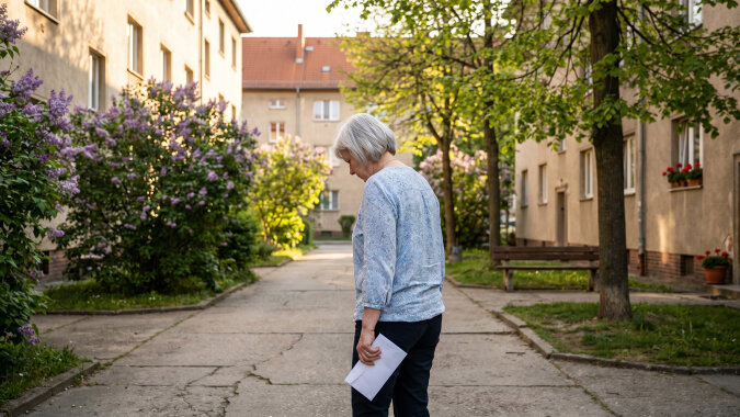 Syn przez trzy lata powtarzał, żebym przepisała na niego mieszkanie. Mówił: "Po co ci te rachunki, ja się wszystkim zajmę". Przepisałam w kwietniu. W maju dostałam pismo od jego prawnika z terminem wyprowadzki