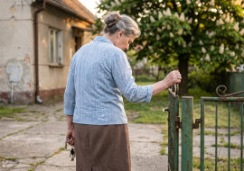 Po pogrzebie mamy sąsiadka przyniosła nam sernik i powiedziała, że dobrze, że dom zostaje w rodzinie, skoro mama przepisała go na Jurka jeszcze zimą