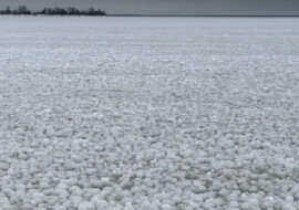 To zamarznięte jezioro w Kanadzie zachwyci każdego. Wideo