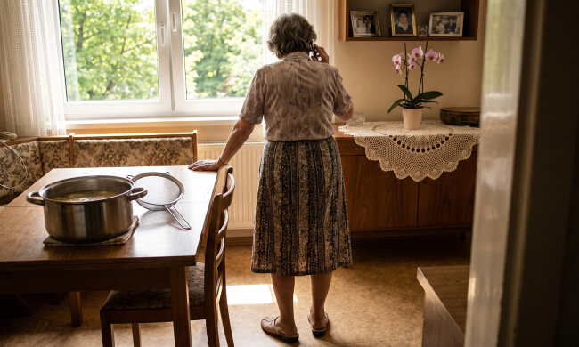 Syn zadzwonił do mnie z kieszeni - telefon wybrał sam. Przez cztery minuty słuchałam, jak tłumaczy żonie, że kredyt trzeba brać teraz, bo "mama pociągnie jeszcze z dziesięć lat, a mieszkanie i tak będzie nasze"
