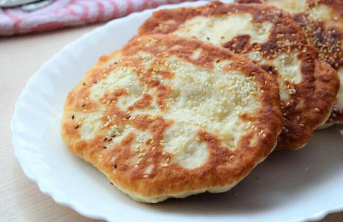 Rodzina zakochała się w chlebkach „Bhaturi”: szybkie do zrobienia i można je jeść zamiast chleba