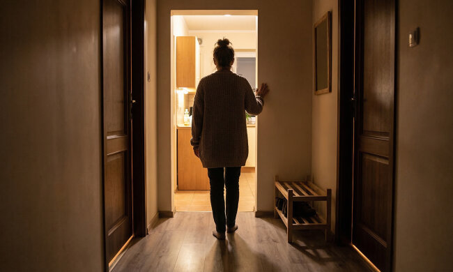 Brat po rozwodzie zamieszkał u mnie "na chwilę". Minął rok. Mąż powiedział, że albo brat się wyprowadzi, albo on. A ja nie wiem, jak wyrzucić brata, który nie ma dokąd iść