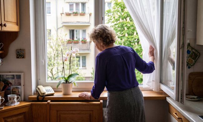 Mąż zostawił mnie dla sąsiadki z klatki B w 2008 roku. W poniedziałek zadzwoniła do mnie jej córka, dwadzieścia dwa lata: ojczym po udarze leży w szpitalu w Koninie, matka od lat w Holandii, ona studiuje w Gdańsku