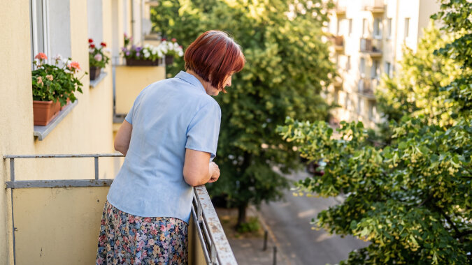 W lutym brat wziął mamę do siebie, a jej mieszkanie miało stać puste - na czarną godzinę. W maju sąsiadka z klatki zapytała mnie, jak mamie na wsi, bo w oknach codziennie pali się światło, a na balkonie ktoś suszy pranie
