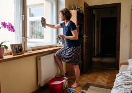 U mamy myłam okna w sypialni, drzwi przymknięte. Siostra z mężem weszli do kuchni - myśleli, że mama jest sama. Szwagier tłumaczył, że "notariusz może przyjechać do domu, mama tylko podpisze, a Bogusi powiemy po fakcie, żeby nie robiła scen"