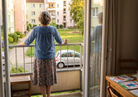 Z klubem seniora zapisałam się na trzy dni do Wilna - pierwszy raz od lat gdzieś dalej. Córka poprosiła, żebym przełożyła, bo mają z mężem "ważny wyjazd służbowy", i zostałam z wnukami. W niedzielę starszy pochwalił się szlafrokiem z delfinem