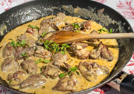 Wątróbka z kurczaka po czesku: delikatniejsza niż pasztet