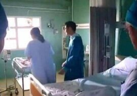 Matka wita swoje nowo narodzone bliźnięta. Kiedy podchodzi bliżej, zauważa to. Nie mam słów