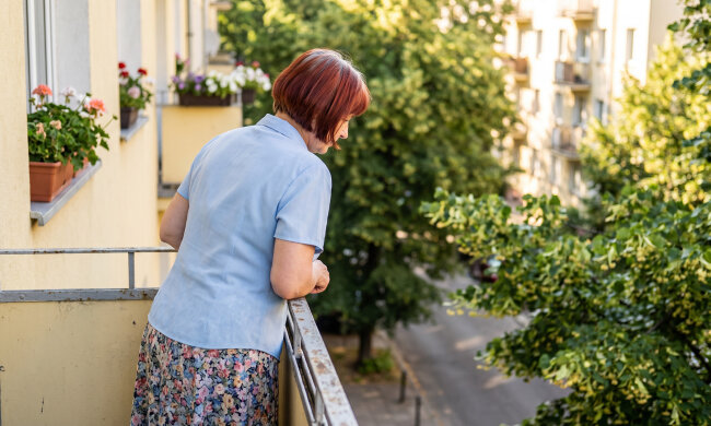 W lutym brat wziął mamę do siebie, a jej mieszkanie miało stać puste - na czarną godzinę. W maju sąsiadka z klatki zapytała mnie, jak mamie na wsi, bo w oknach codziennie pali się światło, a na balkonie ktoś suszy pranie