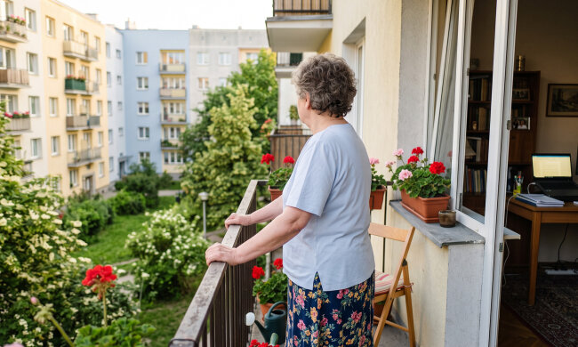 Synowa od marca pracuje zdalnie u mnie - "u nas dzieci hałasują, a u mamy cicho". Przychodzi o ósmej, w dużym pokoju stoi jej biurko, do szesnastej mam "nie hałasować i nie gotować, bo zapach"