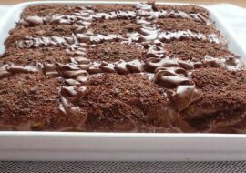 Kakaowe ciasto bez pieczenia. Łatwe ciasto z herbatników i czekoladowej masy budyniowej