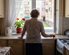 Sąsiadce z parteru, samotnej z dwójką, od zimy odbieram młodszego z przedszkola - pracuje do siedemnastej. Synowa powiedziała w niedzielę, że "obce dzieci mama niańczy, a na własne wnuki nie ma czasu"