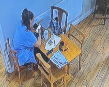 Barmanka myślała, że wariuje, gdy krzesło obok niej samo się przesunęło. Wideo
