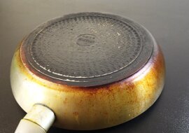 Po 12 godzinach przypalenie samo odpadnie. Najtańszy środek do mycia garnków i patelni