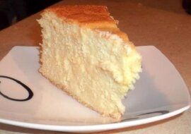 Puszysty deser lekko się kroi i jest wyjątkowo delikatny