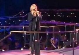 Barbara Streisand śpiewa Memory z musicalu Koty, nagle dołącza do niej Susan Boyle i mam ciarki