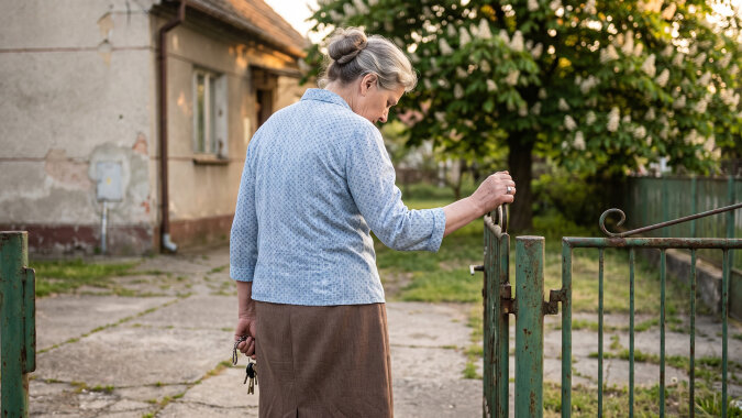 Po pogrzebie mamy sąsiadka przyniosła nam sernik i powiedziała, że dobrze, że dom zostaje w rodzinie, skoro mama przepisała go na Jurka jeszcze zimą