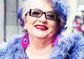 Osiemdziesięcioletnia staruszka o niebieskich włosach siedziała u notariusza i dyndała nogami