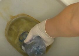Triki hydraulików. Jak usunąć kamień z toalety za grosze