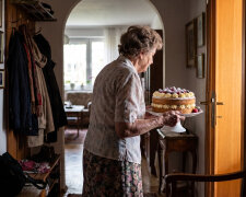 Na moich imieninach niosłam z kuchni tort i przystanęłam za drzwiami, bo mówili o mnie. Syn powiedział "najlepiej w listopadzie", córka - że "po świętach będzie łatwiej z miejscami". Ustalali termin rozmowy ze mną o domu opieki