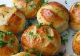 Delikatne, czosnkowe bułeczki idealne do barszczu w zaledwie 20 minut. Teraz nie wyobrażam sobie mojego barszczu bez nich