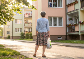 Nad grobem mama trzymała nas za ręce i prosiła, żebyśmy się nie pokłócili. Brat przy trumnie powtarzał: wszystko po połowie, po ludzku. Tydzień po pogrzebie w oknach mieszkania mamy stali robotnicy i zrywali tapety