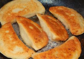 Uralskie pierożki. Smaczne pierożki z cienkiego ciasta z soczystym, mięsnym nadzieniem