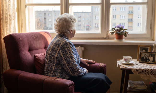 Na zimę brat wziął mamę do siebie - "po co ma sama marznąć, ogrzewanie drogie". W marcu mama poprosiła, żeby odwieźć ją do domu. W jej mieszkaniu mieszkał już syn brata. Mama zapytała tylko, gdzie jej fotel