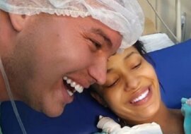 Niewiarygodne emocje noworodka na zdjeciu tuż po porodzie. Oto jak córeczka zareagowała na glos swego taty