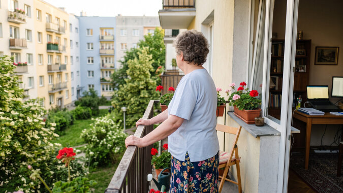 Synowa od marca pracuje zdalnie u mnie - "u nas dzieci hałasują, a u mamy cicho". Przychodzi o ósmej, w dużym pokoju stoi jej biurko, do szesnastej mam "nie hałasować i nie gotować, bo zapach"