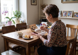 W skupie złota - zanosiłam łańcuszek po mamie do wyceny - spotkałam męża Bożeny. Zastawiał sygnet. Poprosił wzrokiem, żebym milczała. W niedzielę Bożena opowiadała, jak im się poprawiło, bo Heniek dostał premię