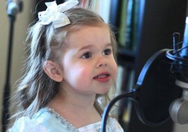 Tata poprosił córkę by zaśpiewała przed kamerą. Jej reakcja? Zobacz