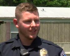 Uratowanie duszącego się dziecka przez policjanta w USA zostało złapane na wideo