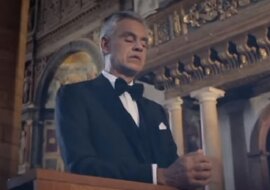 Andrea Bocelli śpiewa Ave Maria w pustym kościele, ale spójrz tylko na ludzi, którzy są obok niego