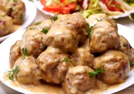 Pulpety zapieczone w sosie śmietankowym: smakosze to docenią